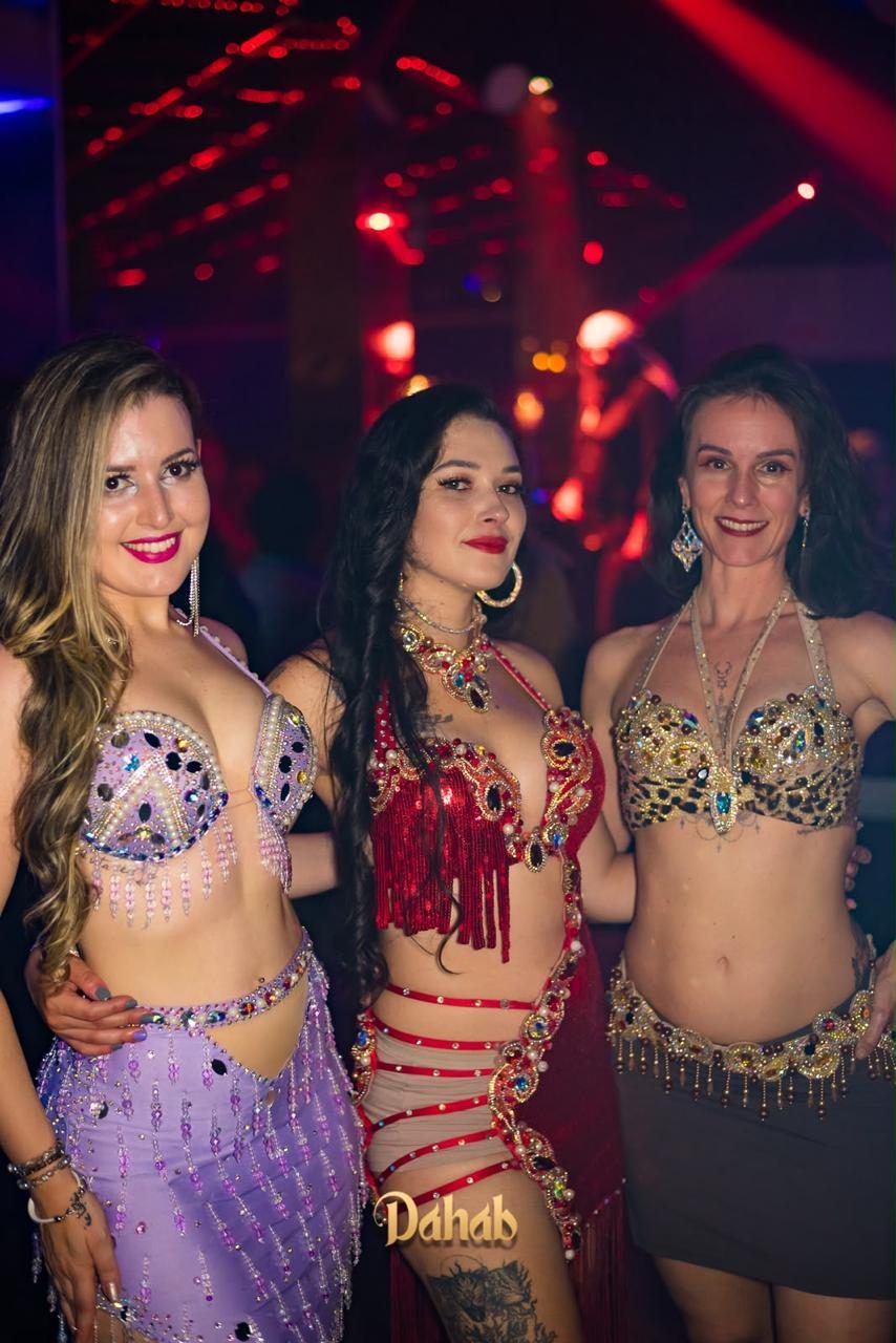 Três bailarinas de dança do ventre